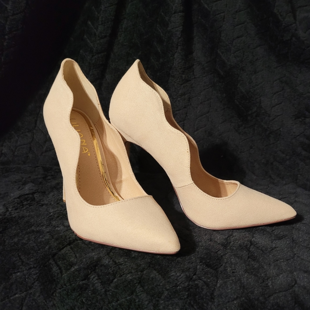 Nude pumps size 7